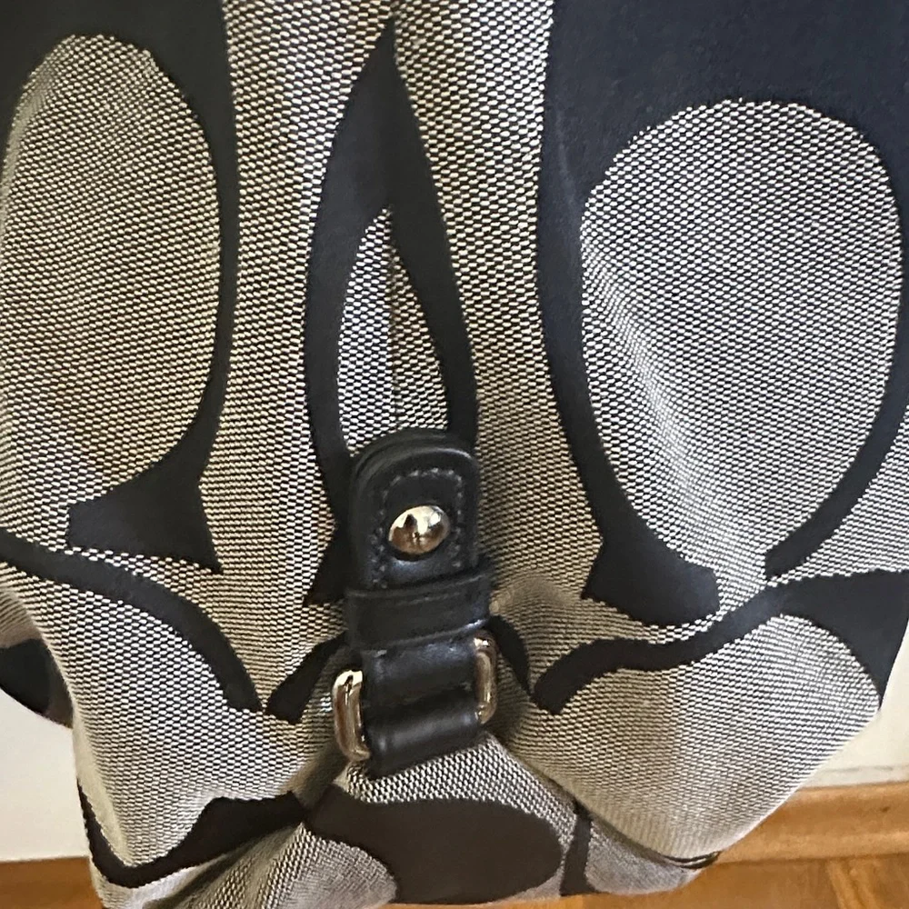 Stylish Coach Tote - Picture 6 of 7